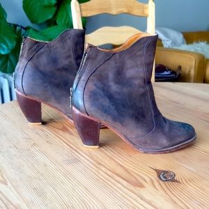 Brown short leather boots! Great condition. Size 8